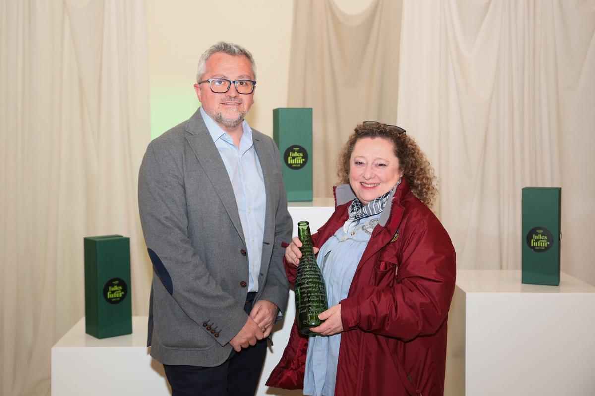 Roberto Fuentes, gerente de Ecovidrio de la Comunitat Valenciana, junto a Carmen Blasco, secretaria de la Junta Central Fallera