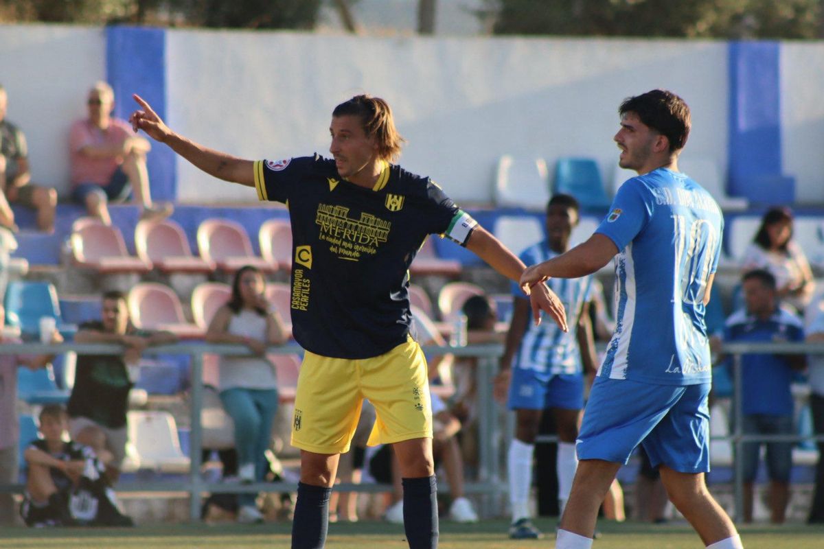 Beneit, con el brazalete de capitán del Mérida en Don Álvaro.
