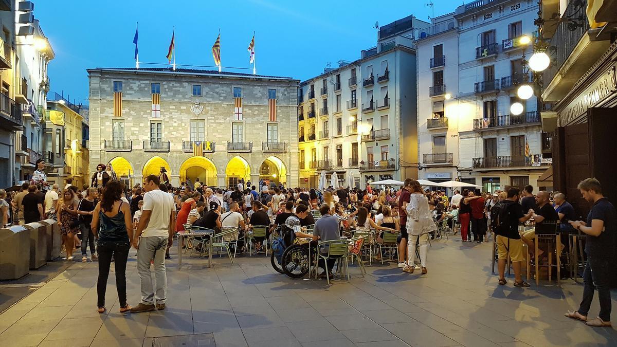 Els bars de la plaça Major de Manresa plens de gent