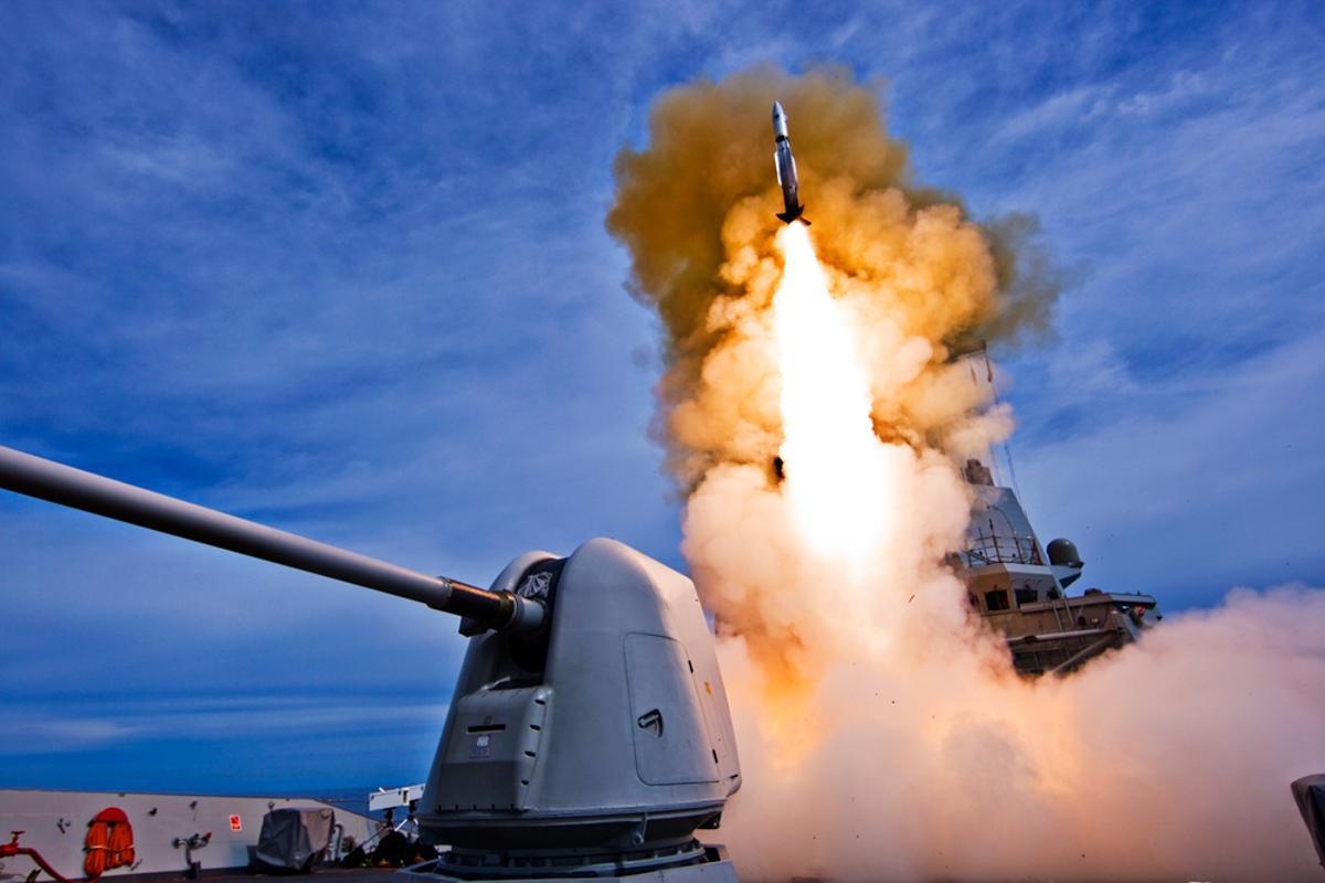 Las fragatas españolas F 100 fuieron las primeras europeas en tener el sistema de combate AEGIS. Llanzamiento de un misil de ese sistema desde la Juan de Borbón
