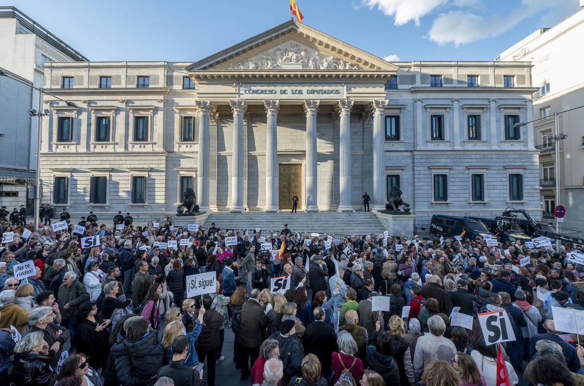 Decenas de personas durante una manifestación en apoyo a Pedro Sánchez, hoy 28 de abril de 2024, en Madrid. La manifestación se ha convocado bajo el lema ‘Sus chantajes, sus bulos y su mafia no pueden contra la democracia y contra el pueblo’