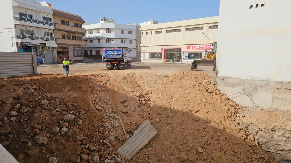 Limpieza del solar insalubre en La Vega, en Arrecife