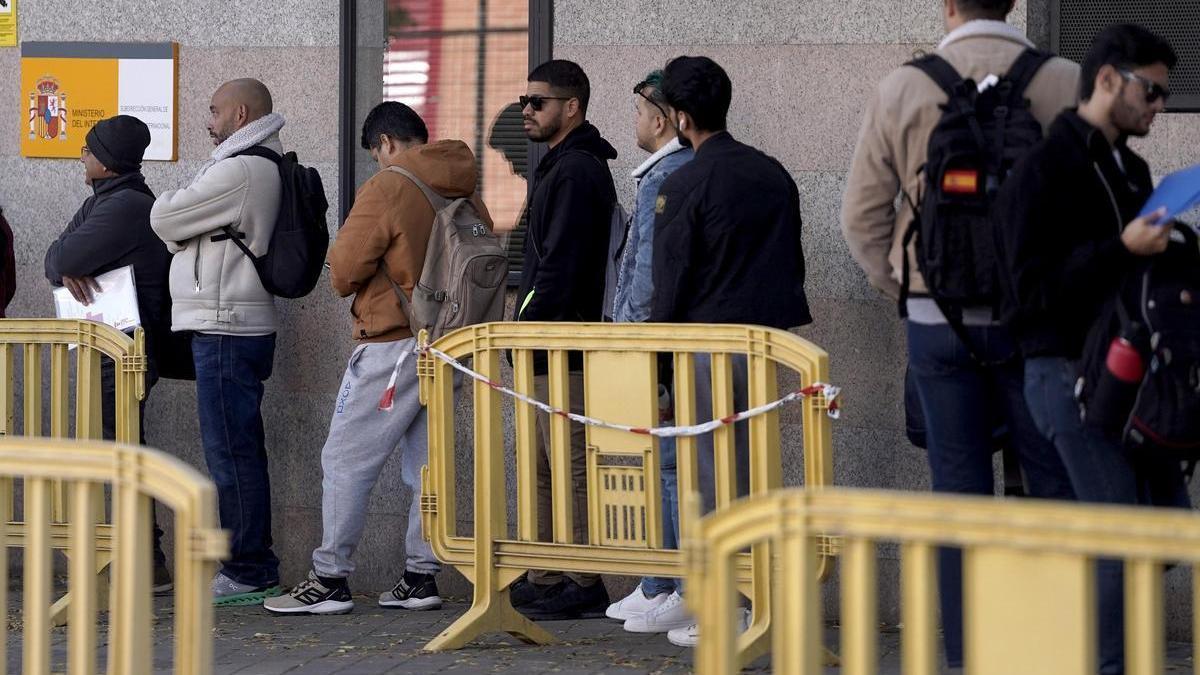 Inmigrantes guardan la cola en la Oficina de Extranjería de la calle Pradillo de Madrid este martes. / JOSÉ LUIS ROCA