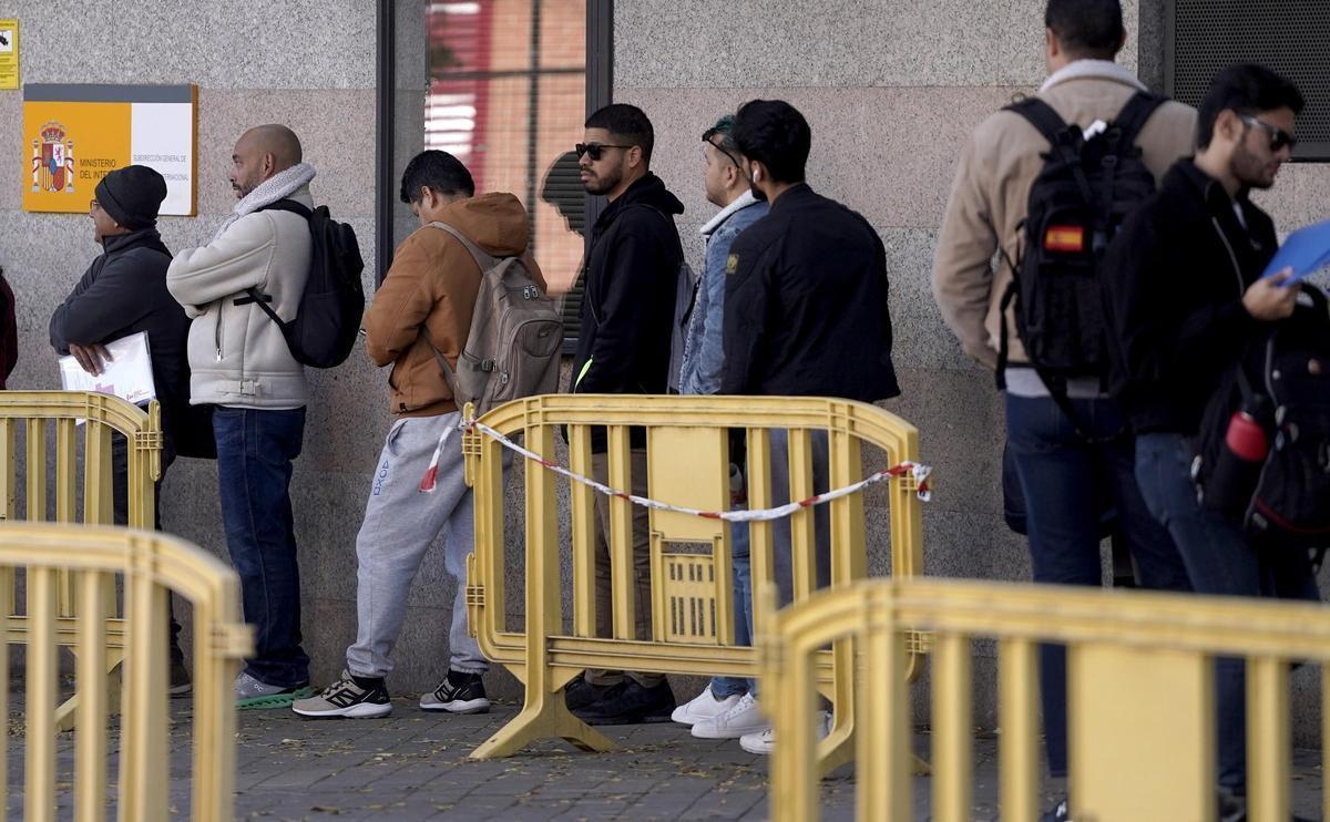 Inmigrantes guardan la cola en la Oficina de Extranjería de la calle Pradillo de Madrid este martes. / JOSÉ LUIS ROCA