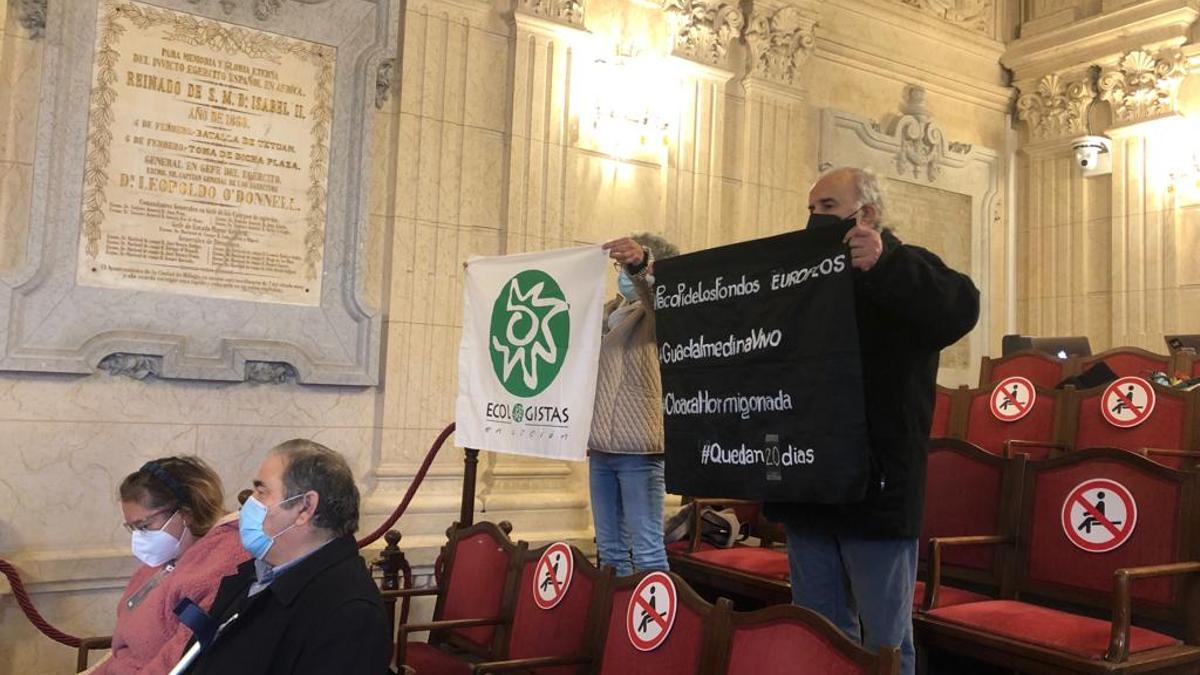 Representantes de Ecologistas en Acción, en el salón de Plenos.