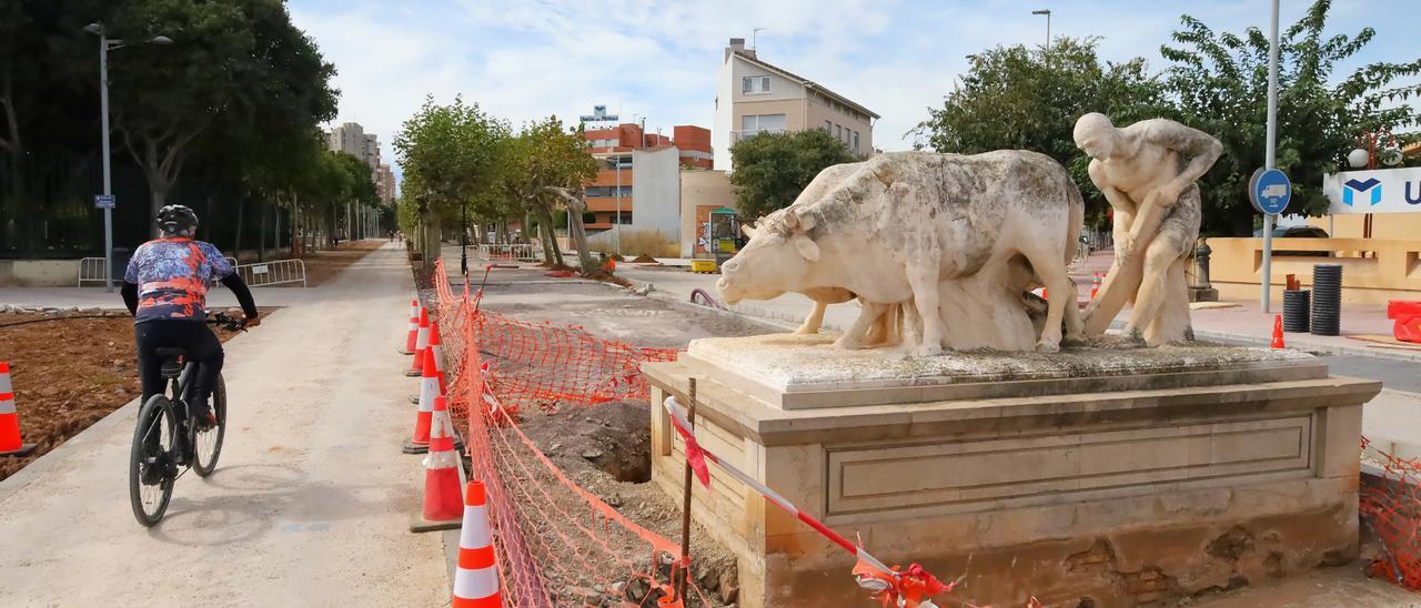 La escultura del Perot, ayer, en la avenida de Lledó.