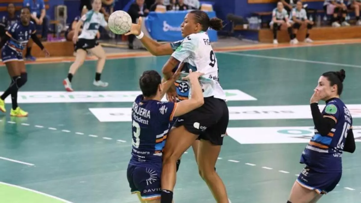 El Bera Bera se adelanta y obliga al Atticgo Elche a apelar a la épica (28-19)