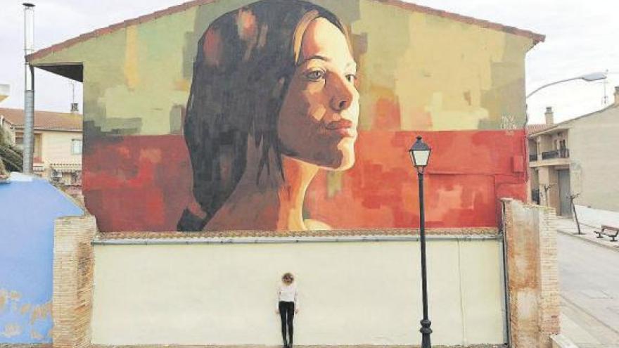 Una mujer mirando al horizonte decora el parque 8 de Marzo