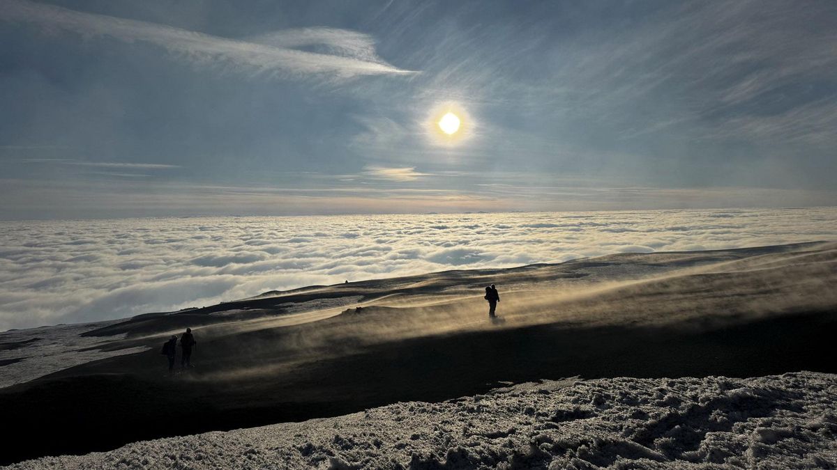 La lava fluye sobre la nieve en el volcán Etna