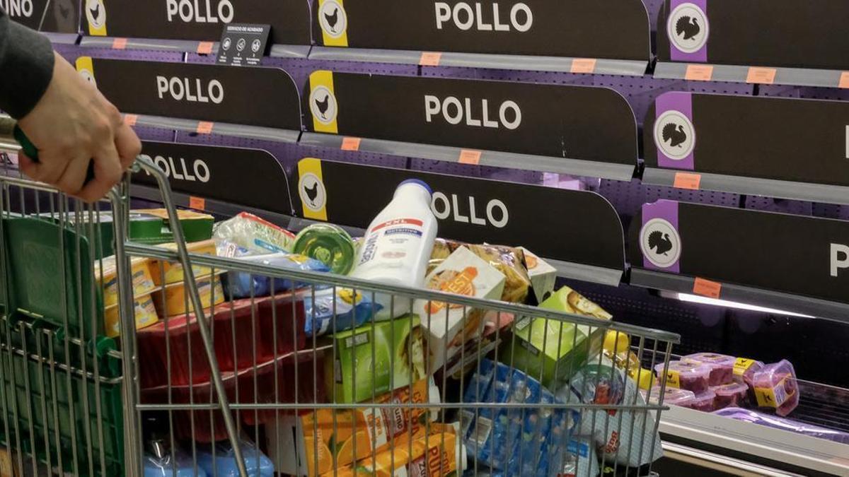 Imagen de archivo de un cliente comprando en un supermercado