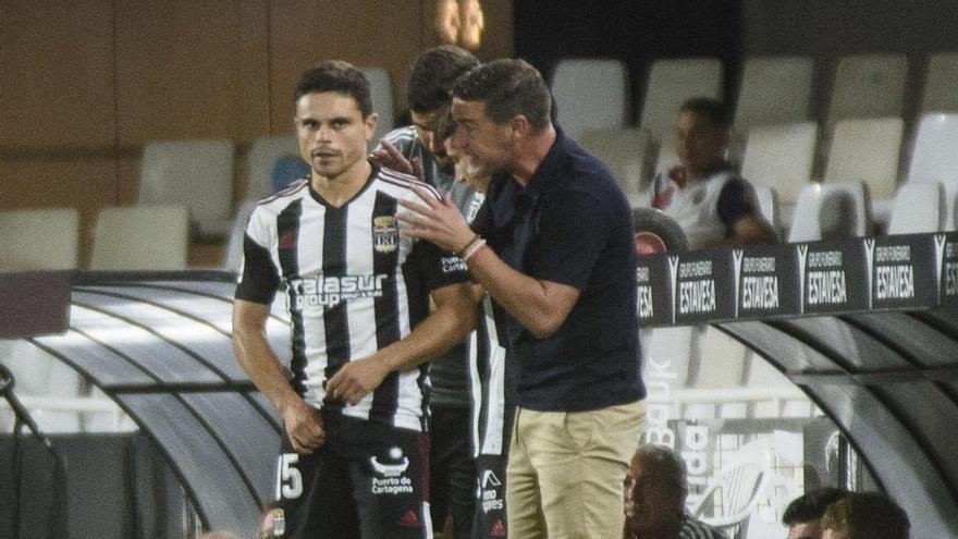 Luis Carrión da instrucciones a Sangali antes de entrar en el campo frente al Alavés.