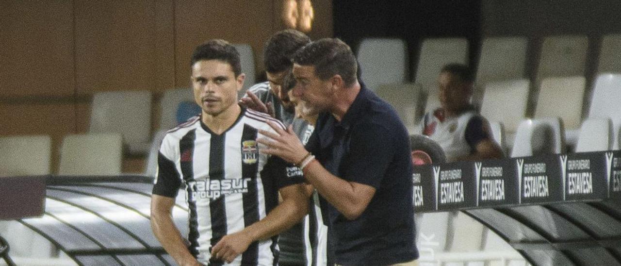 Luis Carrión da instrucciones a Sangali antes de entrar en el campo frente al Alavés.