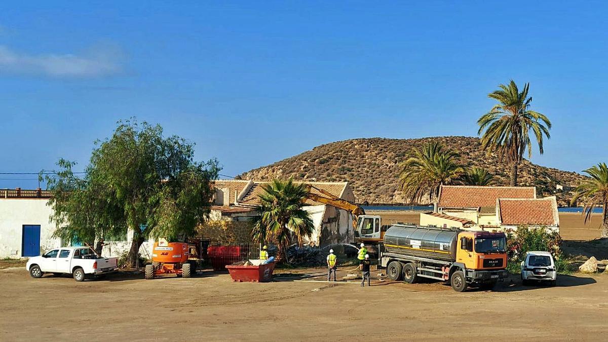 Derribo de casas en la playa de la Isla de Mazarrón | L.O.