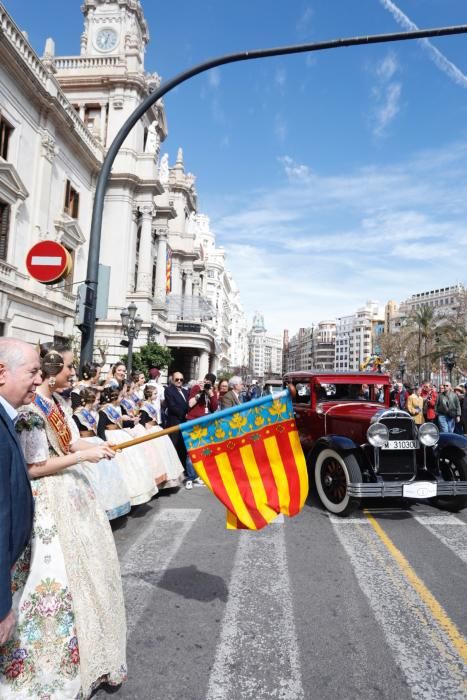 Salida de la ronda fallera de coches antiguos desde la plaza del Ayuntamiento de València.