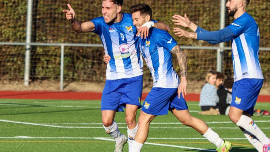 Pimentell celebra el seu gol en la victòria contra el Torelló. | UE FIGUERES