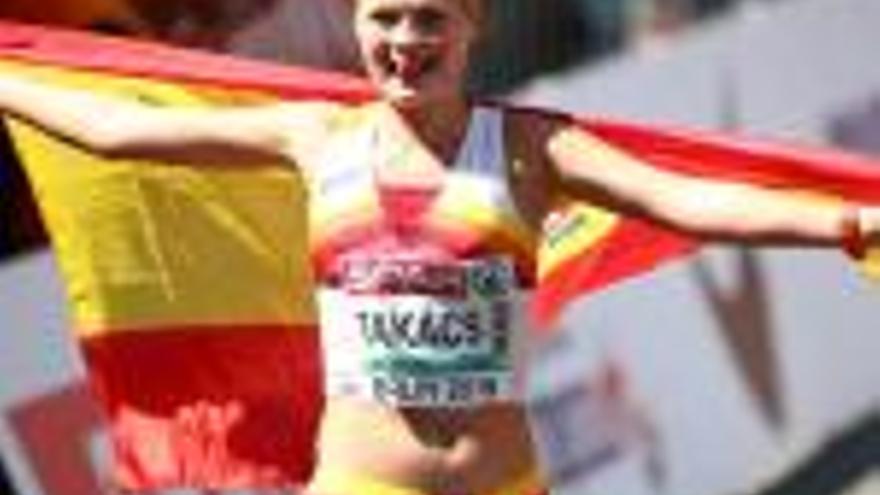 Julia Takács, després de gunyar la medalla a Berlín.