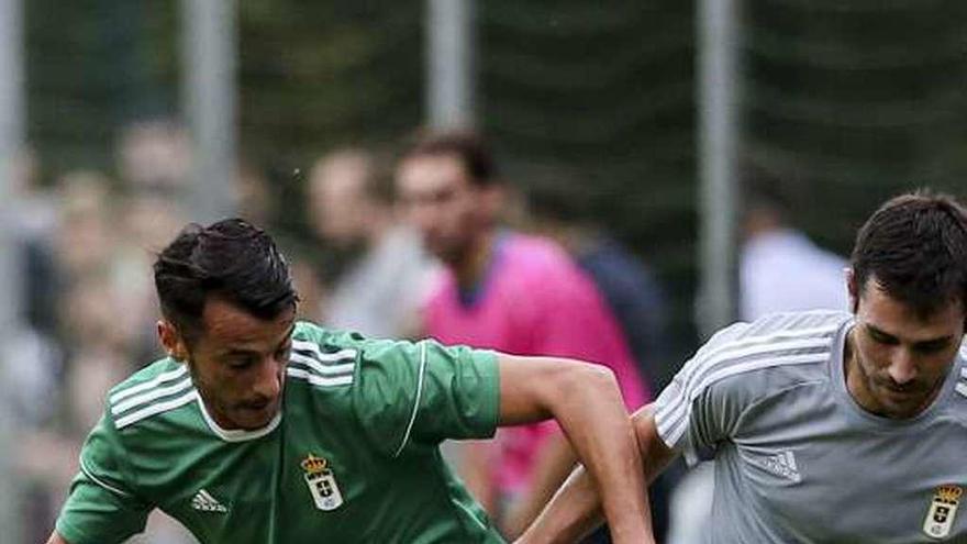 Sergio Tejera pelea un balón con Lucas.