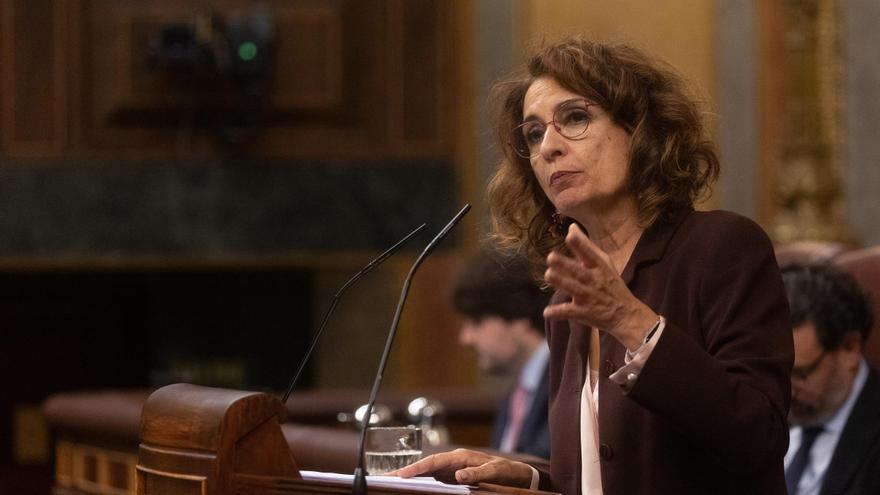 La vicepresidenta primera y ministra de Hacienda, María Jesús Montero, interviene durante una sesión plenaria en el Congreso de los Diputados, a 20 de noviembre de 2024, en Madrid (España)