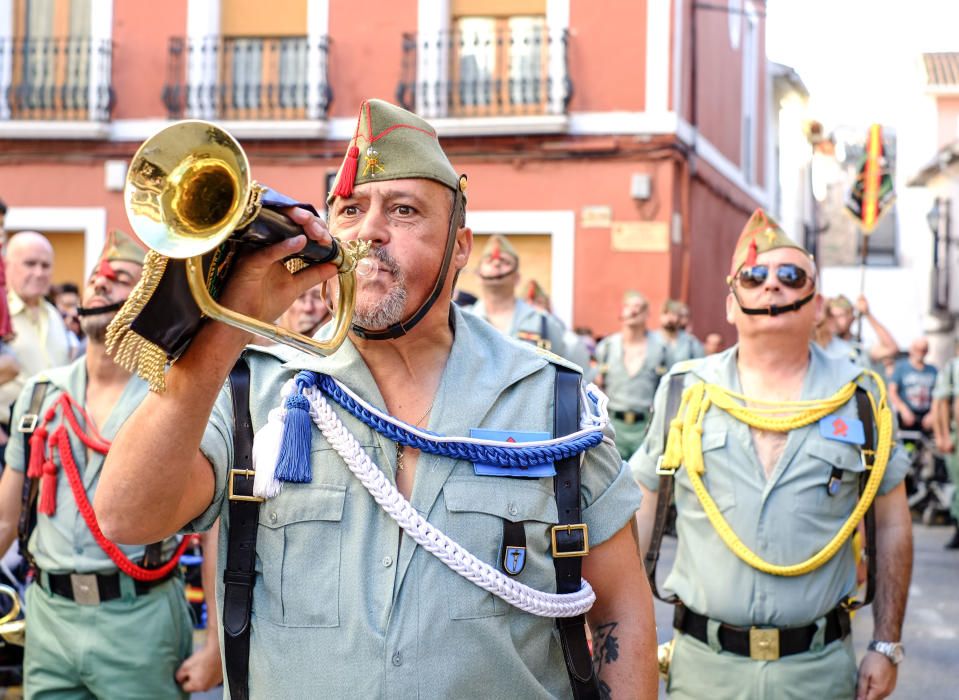 Multitud de público arropó la procesión organizada por la Hermandad del Calvario de Elda, en la que sesenta exlegionarios portaron a hombros el trono.