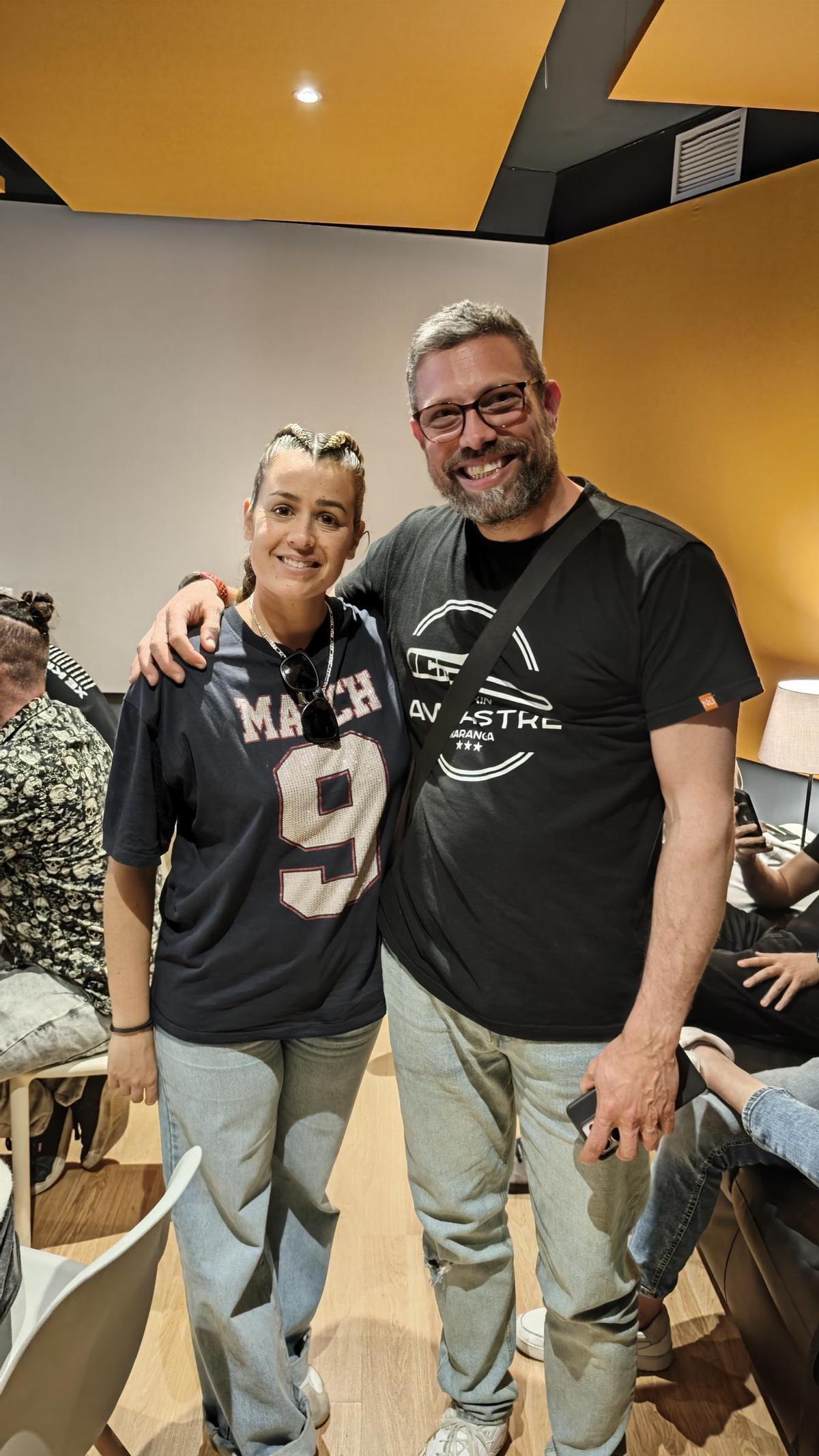 La cantante Isabel Aaiún, con uno de los integrantes de la charanga "Xe kin ampastre" de Tavernes
