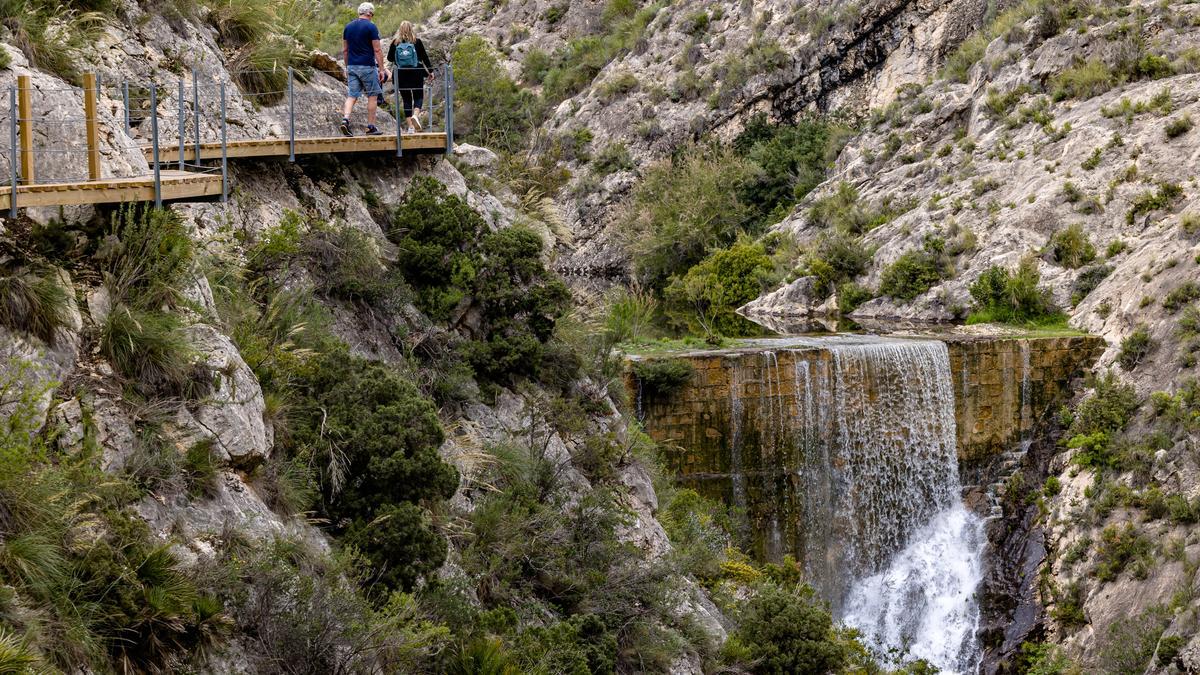 El agua cae sobre la pared del embalse de Relleu.