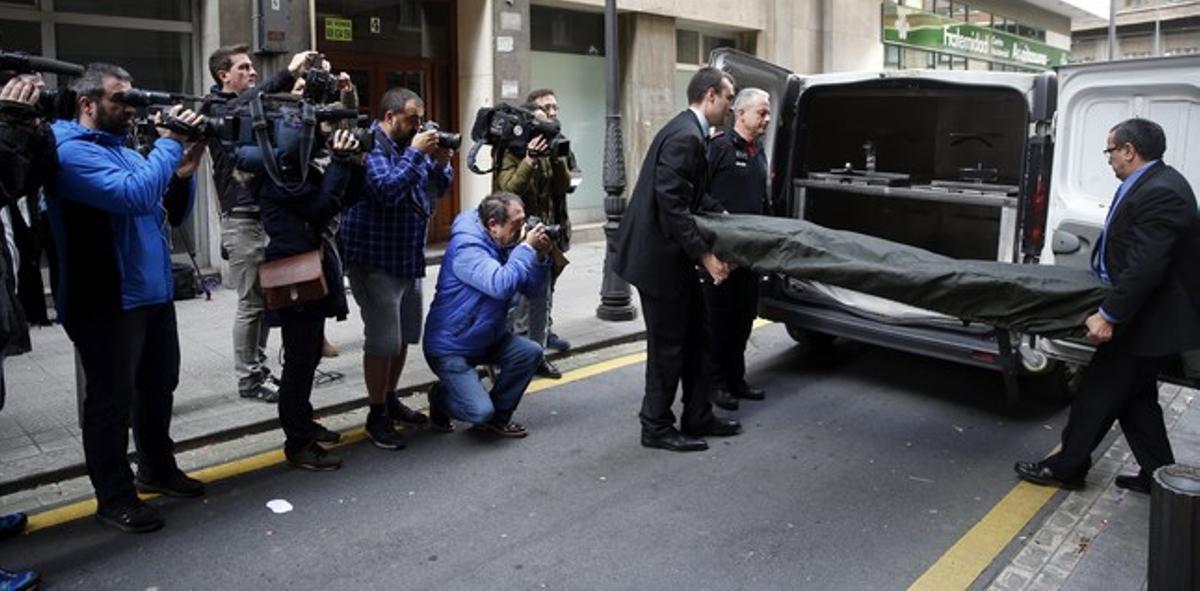 GRA120. BILBAO, 01/01/2016.- Empleados de la funeraria trasladan el cuerpo sin vida de la mujer de 86 años que ha muerto hoy a manos de su hermana, una mujer de 91 años, que ha cortado el cuello de la víctima tras una discusión en un domicilio del centro de Bilbao. EFE/Luis Tejido