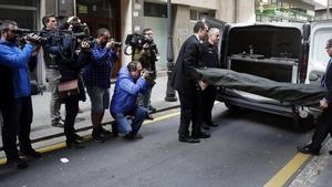 GRA120. BILBAO, 01/01/2016.- Empleados de la funeraria trasladan el cuerpo sin vida de la mujer de 86 años que ha muerto hoy a manos de su hermana, una mujer de 91 años, que ha cortado el cuello de la víctima tras una discusión en un domicilio del centro de Bilbao. EFE/Luis Tejido