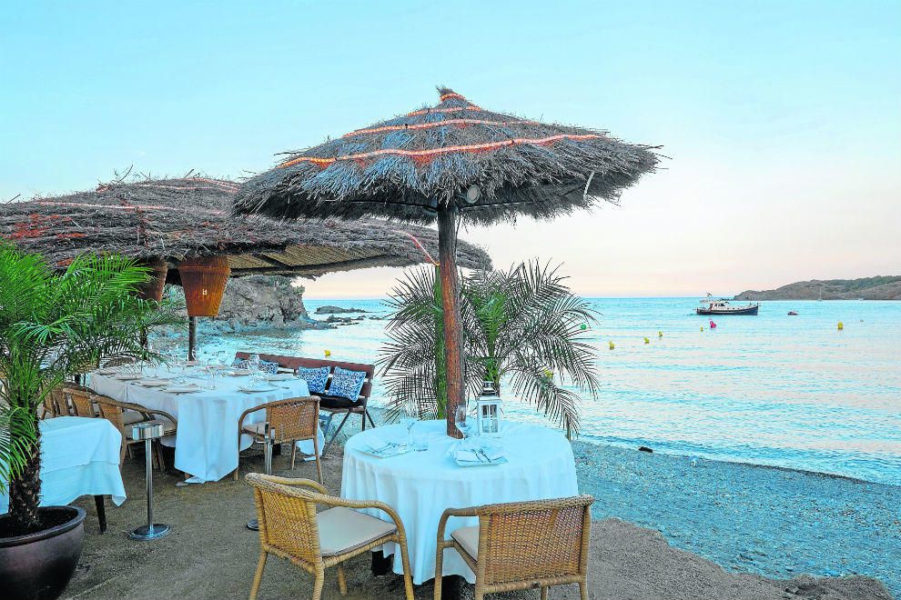 El restaurant garbet, situat a Colera, va néixer l'any 1948 com un xiringuito de canya, que després de quedar gairebé destruït per la tramuntana, es va transformar en un restaurant amb taules a primera línia de mar. Es tracta d'un negoci familiar que va néixer de la mà d'un pescador que cuinava suquets de peix per ell en una barca, però es va trobar que quan la gent el provava lloava el seu plat. Així va ser com va néixer el restaurant, que actualment regenten la filla i els néts del pescador.