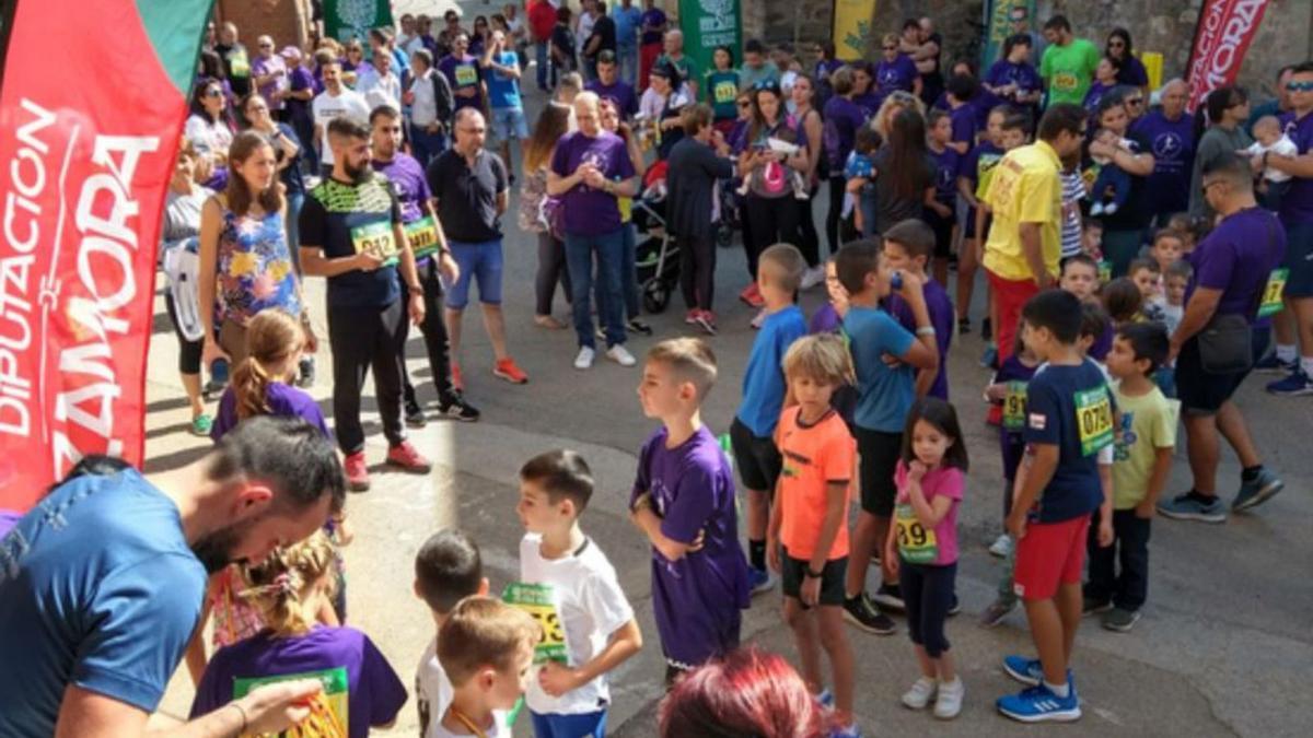 Participantes en la “Carrera de las Bollas” de Navianos. | E. P.