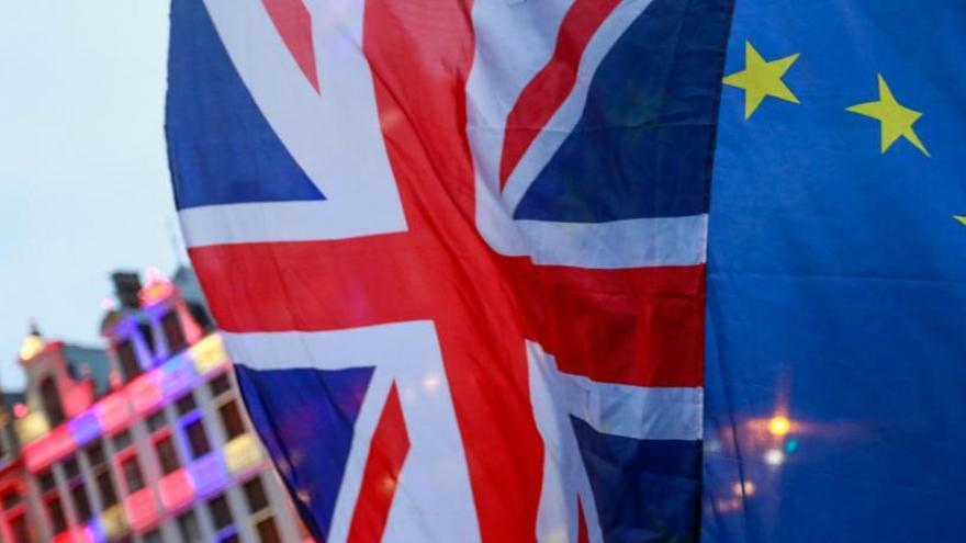 Una bandera de Reino Unido y otra de la UE.