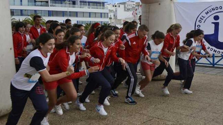 Inicio de la carrera solidaria del Colegio Arenas Internacional en el Charco de San Ginés de Arrecife. | adriel perdomo