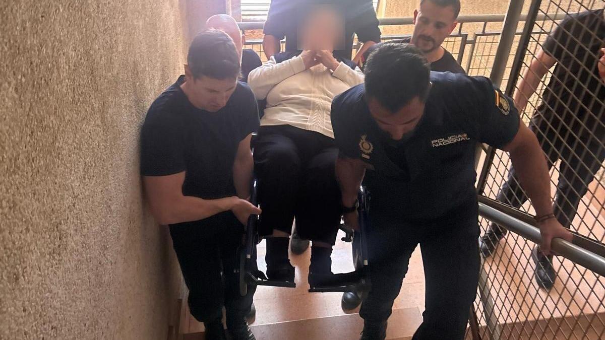 Varios compañeros de la UIP suben a pulso a una usuaria de una residencia de ancianos de Zaragoza.