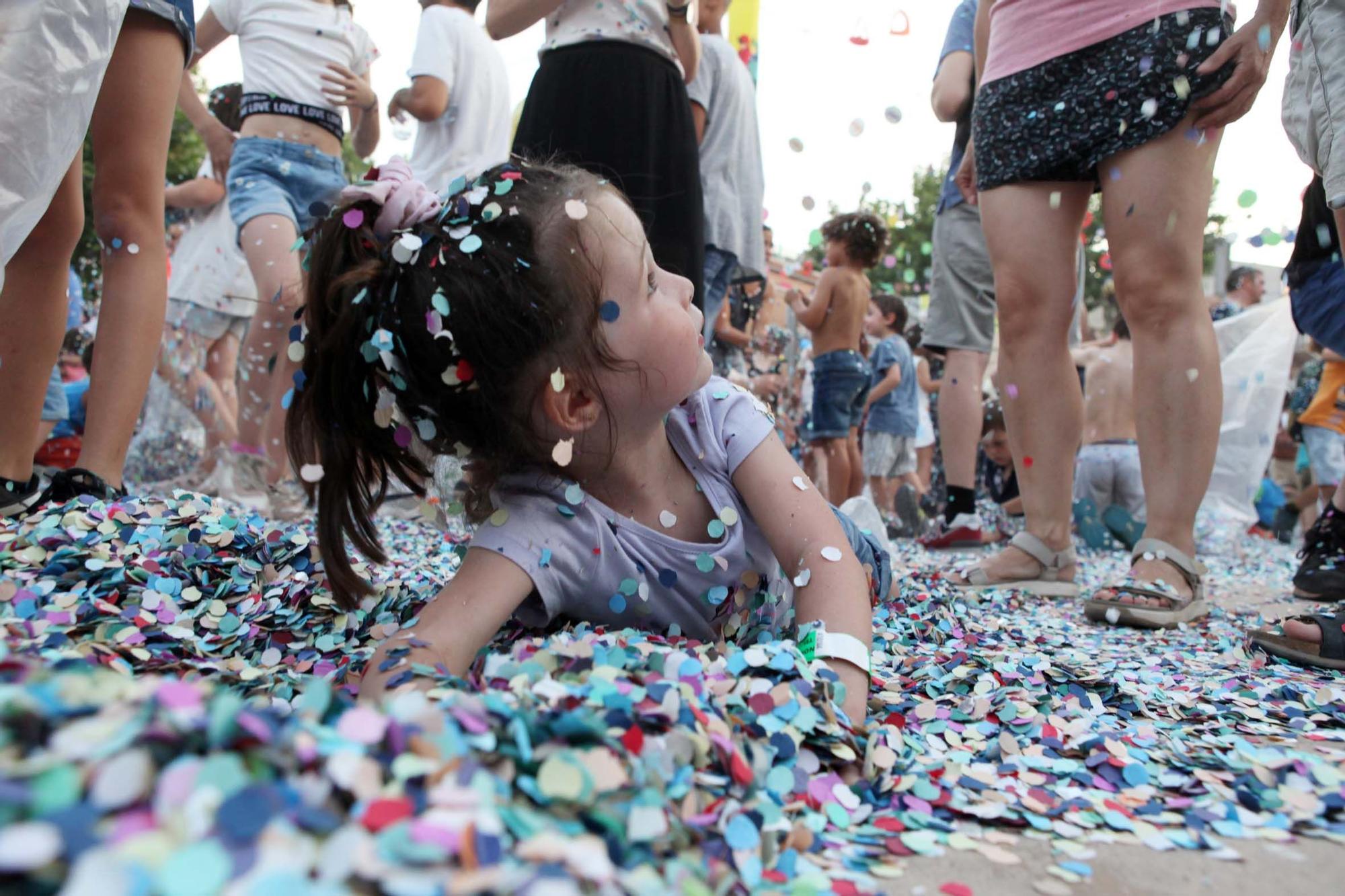 Pluja de confeti a la Festa Major Infantil de Sant Joan de Vilatorrada