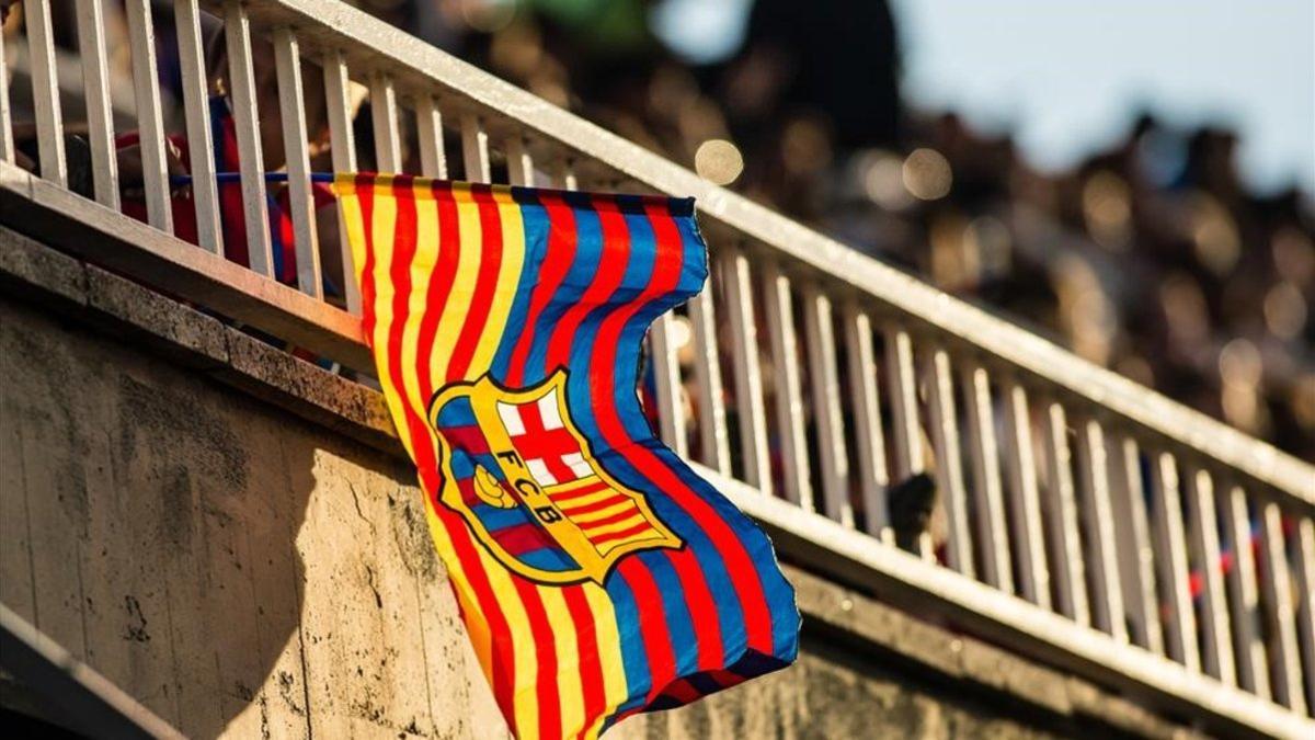 Una bandera del Barça ondea en la grada