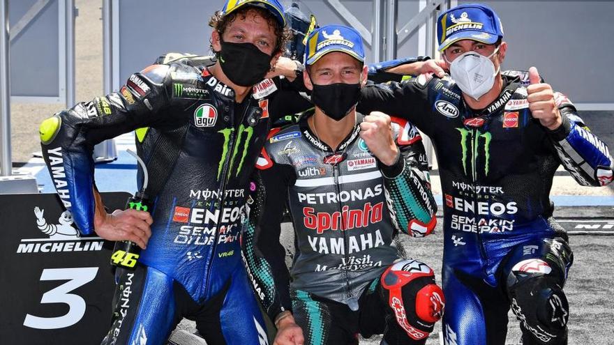 Quartararo, al centre, amb Rossi i Viñales, al pòdium de MotoGP |