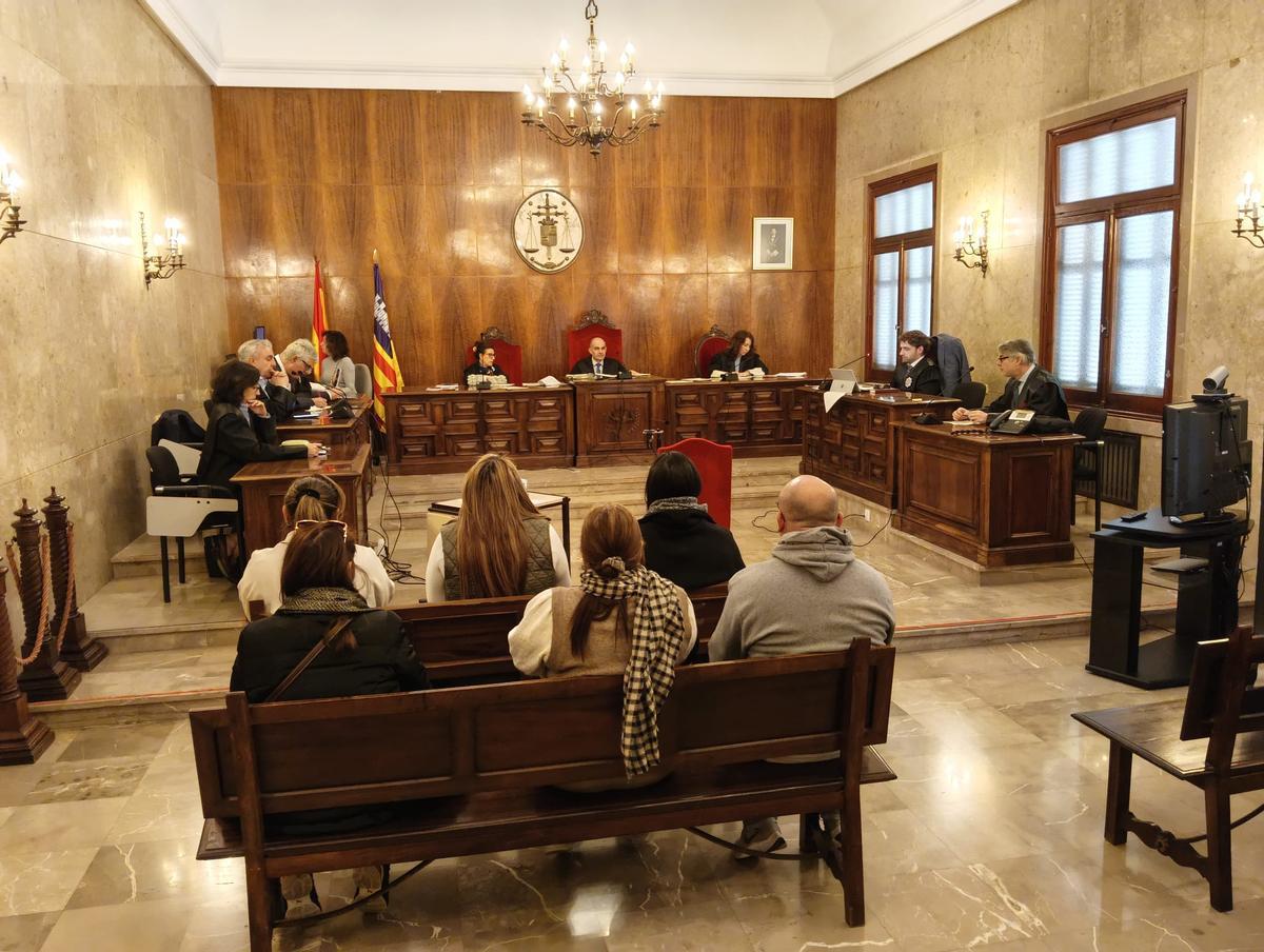 Los acusados, hoy durante el juicio en la Audiencia Provincial de Palma.