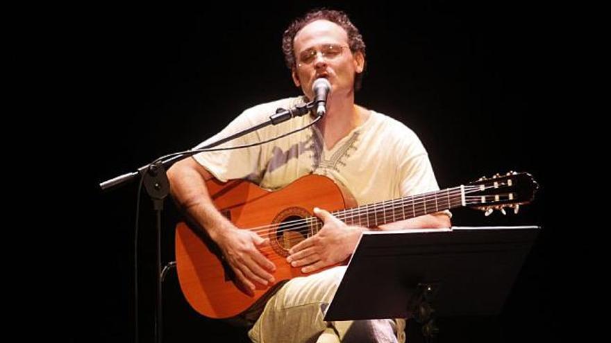 El cantante Fernando Pérez en su concierto «Esta noche rondo yo», ayer en el Principal.