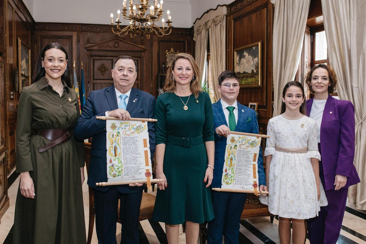 Carrasco, junto a la concejala Selma y las reinas y pregoneros 2025.