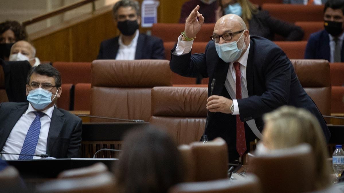 El dirigente de Vox, Alejandro Fernández, que con un ostensible cabreo afirmó a la porra, coño, a tomar por culo, hombre, y tras dar un duro golpe al micrófono abandonó el hemiciclo.