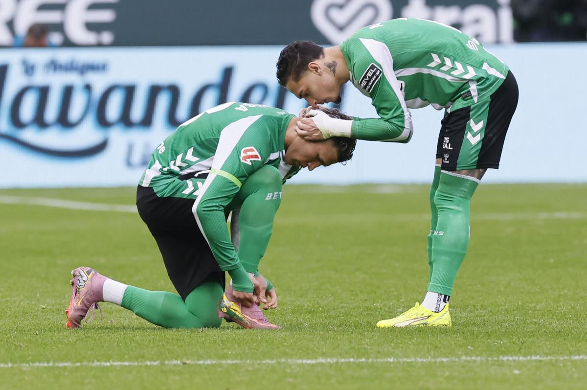 Deossa y Antony durante el encuentro correspondiente a la jornada 22 de LaLiga EA Sports disputado entre el Real Betis y el Valencia CF en el estadio de La Cartuja