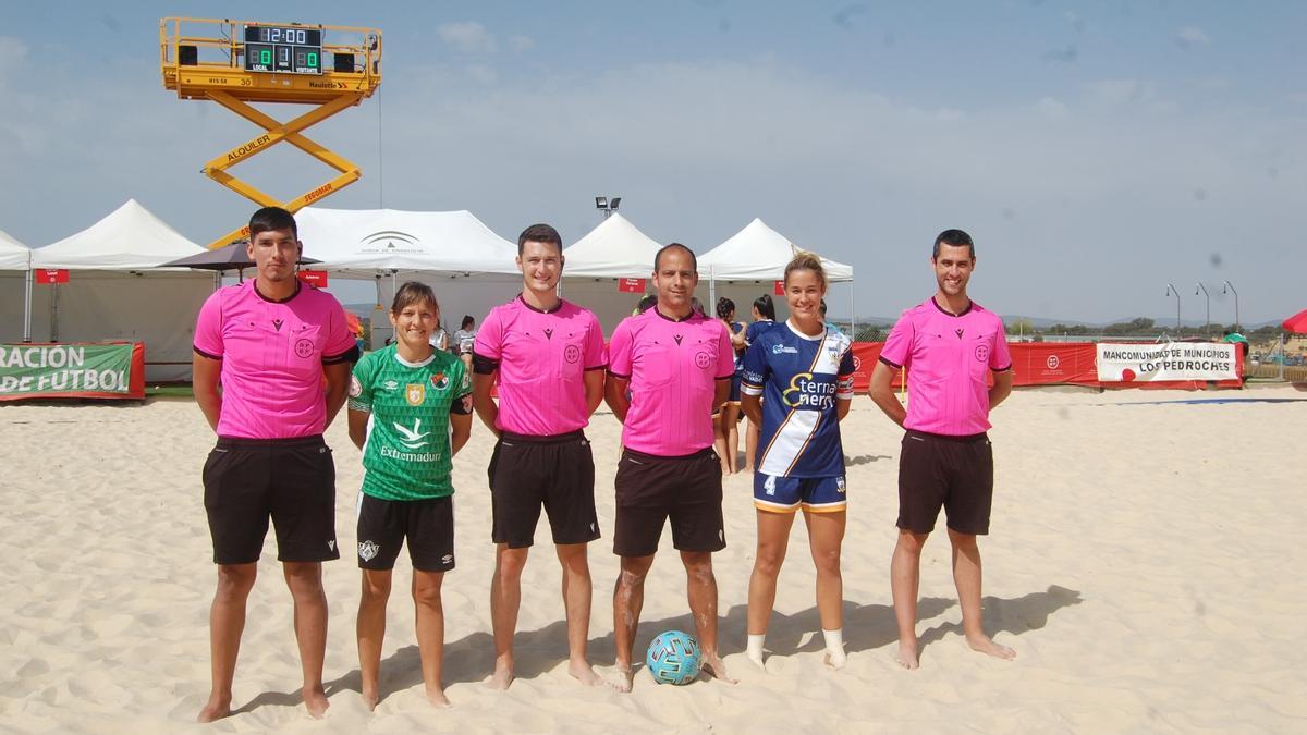 Los árbitros y las capitanas de los equipos antes de jugarse el partido ante el Playa Huelva.