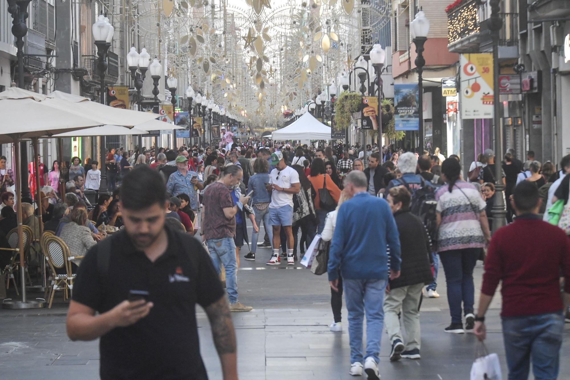 Gente en la zona comercial de Triana en el día previo a la Nochebuena