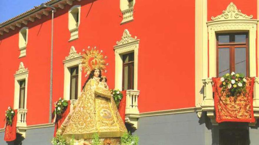 Imagen de la Virgen a su paso por el Museo de la Muñeca.