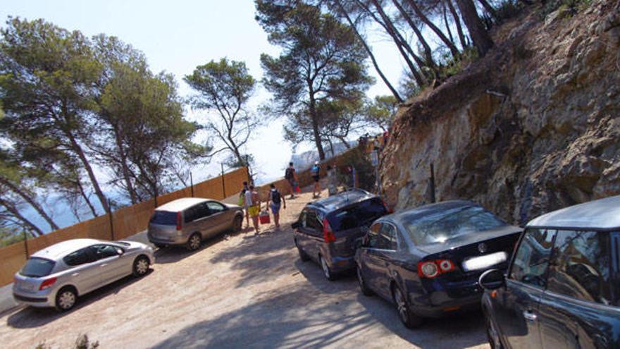 Colapso de coches en el acceso a la senda que lleva a la Cova Tallada