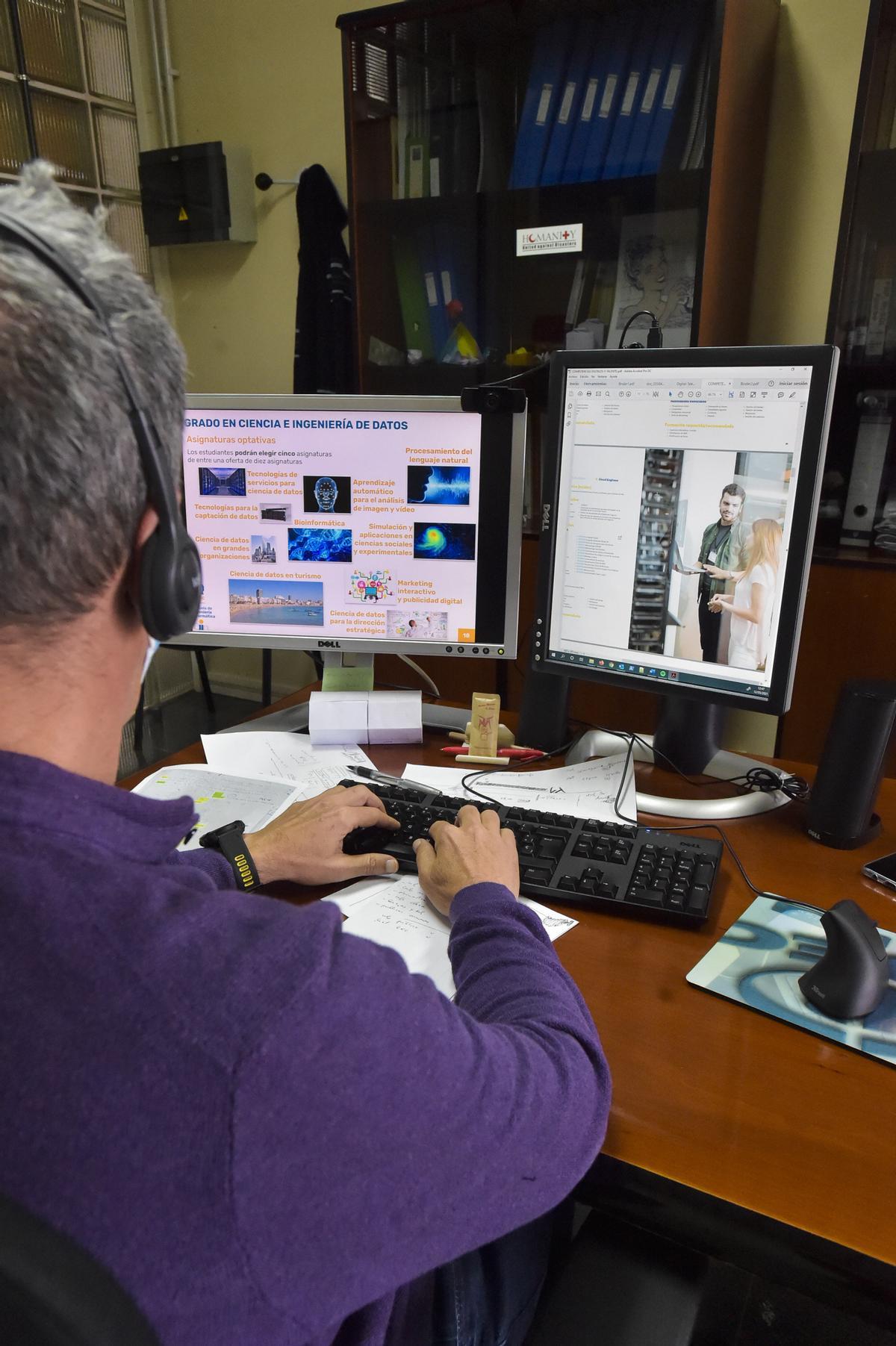 Profesor del Grado en Ingeniería de Datos trabajando con un ordenador.