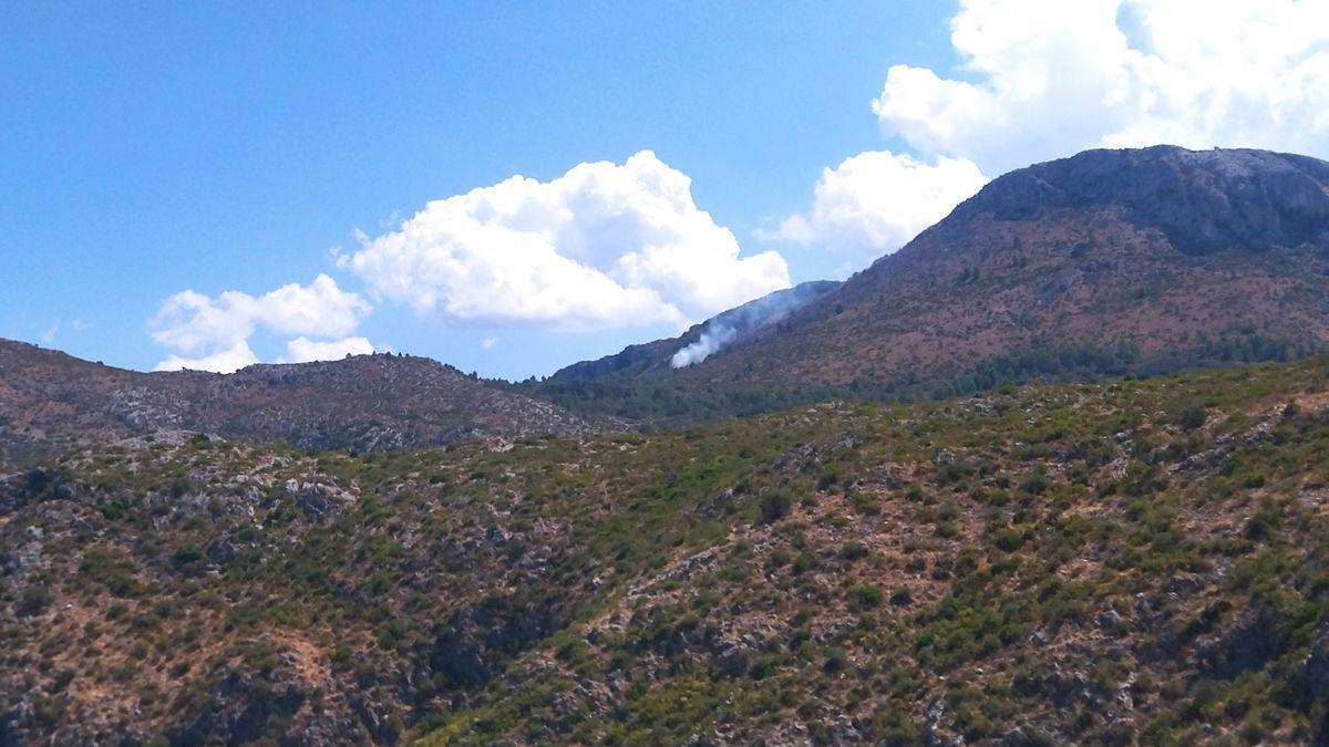 El penacho blanco que revela que ha habido un rebrote en las montañas de Sagra y Tormos