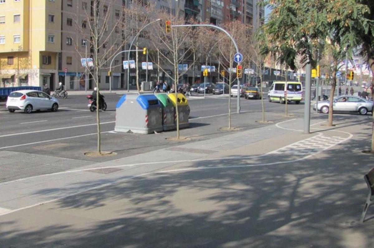 Sinuós carril bici a la Meridiana. ¿Qui deu haver tingut la idea de pintar aquesta estranya desviació al carril bici de l’avinguda de la Meridiana, costat mar (entre els carrers de Pegàs i Antilles, al barri de la Sagrera)? Vegem les hipotètiques raons de l’autor: protegir els contenidors dels xocs dels ciclistes, protegir els vianants de la pudor habitual dels contenidors i protegir els ciclistes tant dels vianants com dels contenidors. No se m’acut la causa principal.
