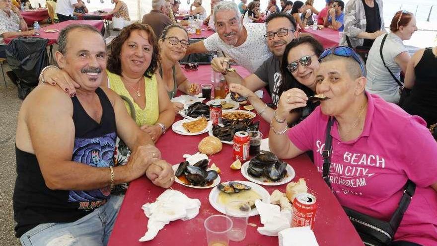 El pregonero Sergio Pazos (centro) con un grupo de comensales, ayer en Chapela. // Alba Villar