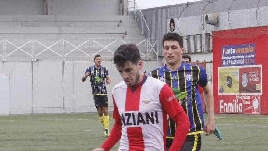 Un jugador del Alondras controla el balón. // Santos Álvarez