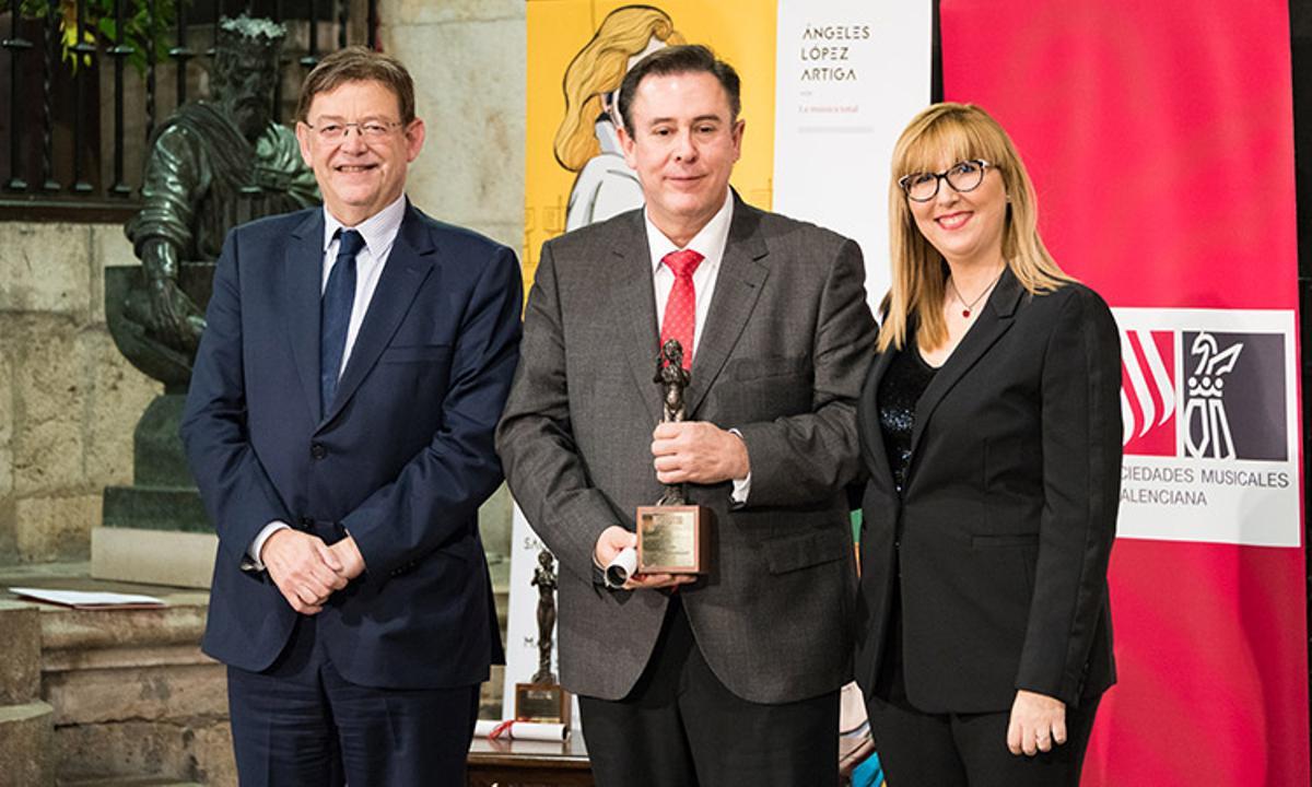 Octavio Hernández, con Ximo Puig y la presidenta de la FSMCV.